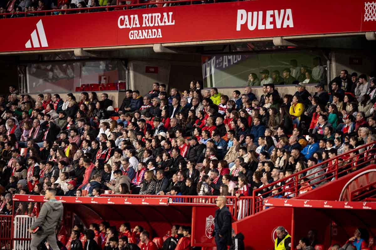 Búscate en la grada del Granada femenino-Atlético de Madrid
