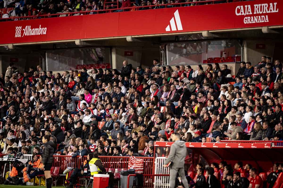 Búscate en la grada del Granada femenino-Atlético de Madrid