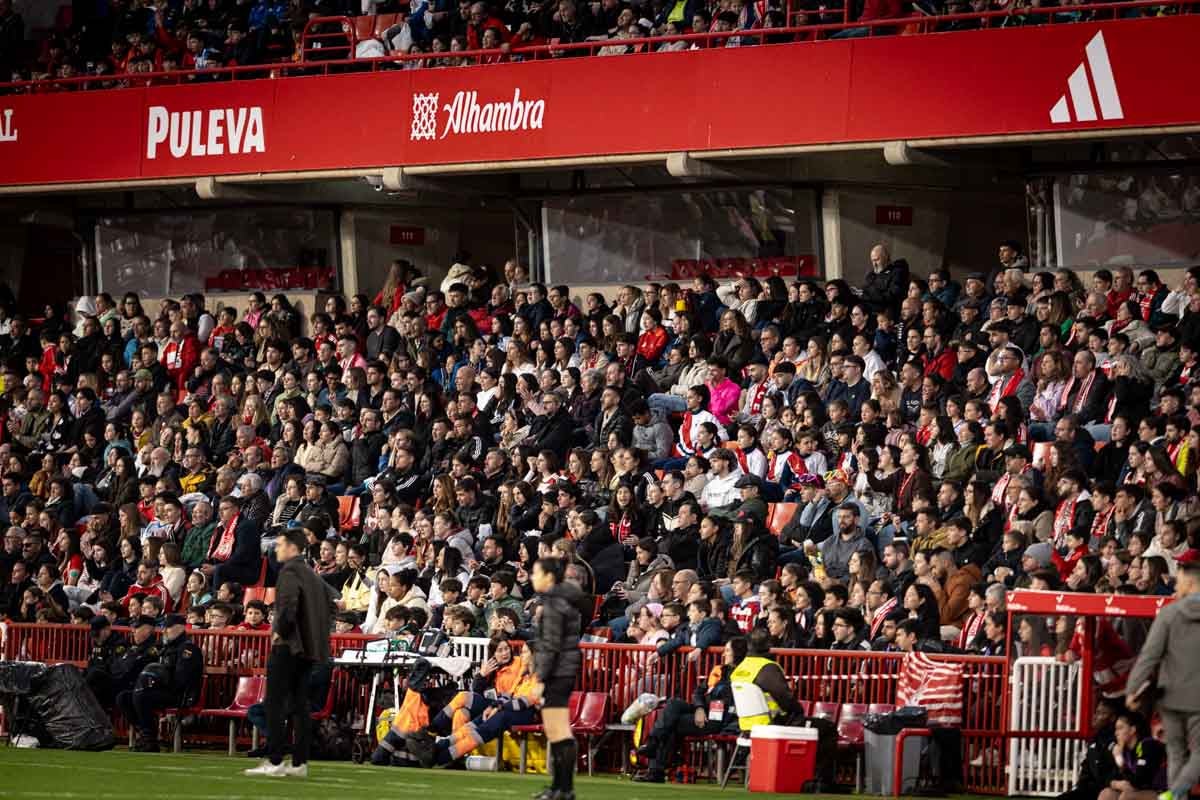 Búscate en la grada del Granada femenino-Atlético de Madrid