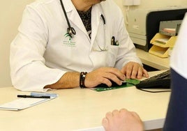 Un médico atiende a un paciente en su consulta.