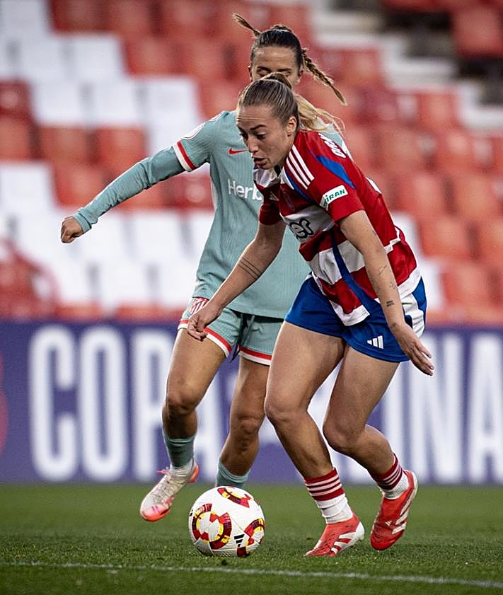 Imagen secundaria 2 - Laura Pérez, Ari Mingueza y Ornella Vignola, durante el partido. 