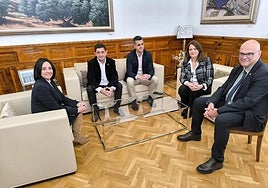 Rebeca Torró junto a Paco Reyes, Luis Miguel Carmona, Lourdes Martínez y Manuel Fernández,