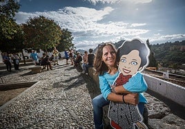 Margarita Marín con su personaje 'Conchita', con quien pregonó las fiestas del barrio en el Mirador de San Nicolás.