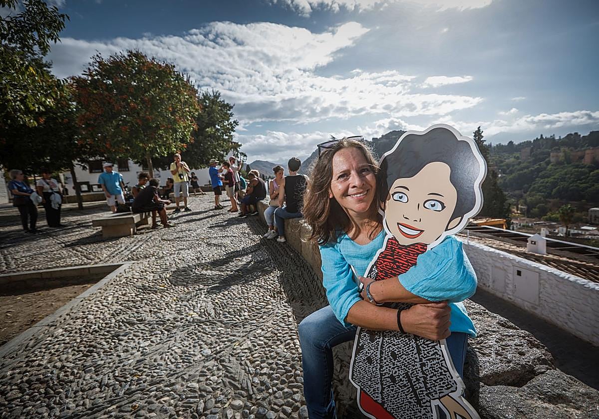 Margarita Marín con su personaje 'Conchita', con quien pregonó las fiestas del barrio en el Mirador de San Nicolás.