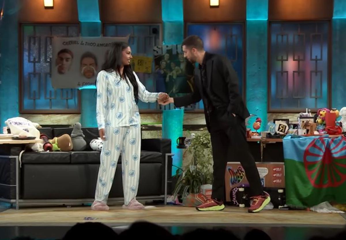 Nia con su pijama de Primark en La Revuelta.