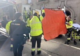 Los sanitarios atienden a Vidal-Quadras en el lugar en el que fue tiroteado.