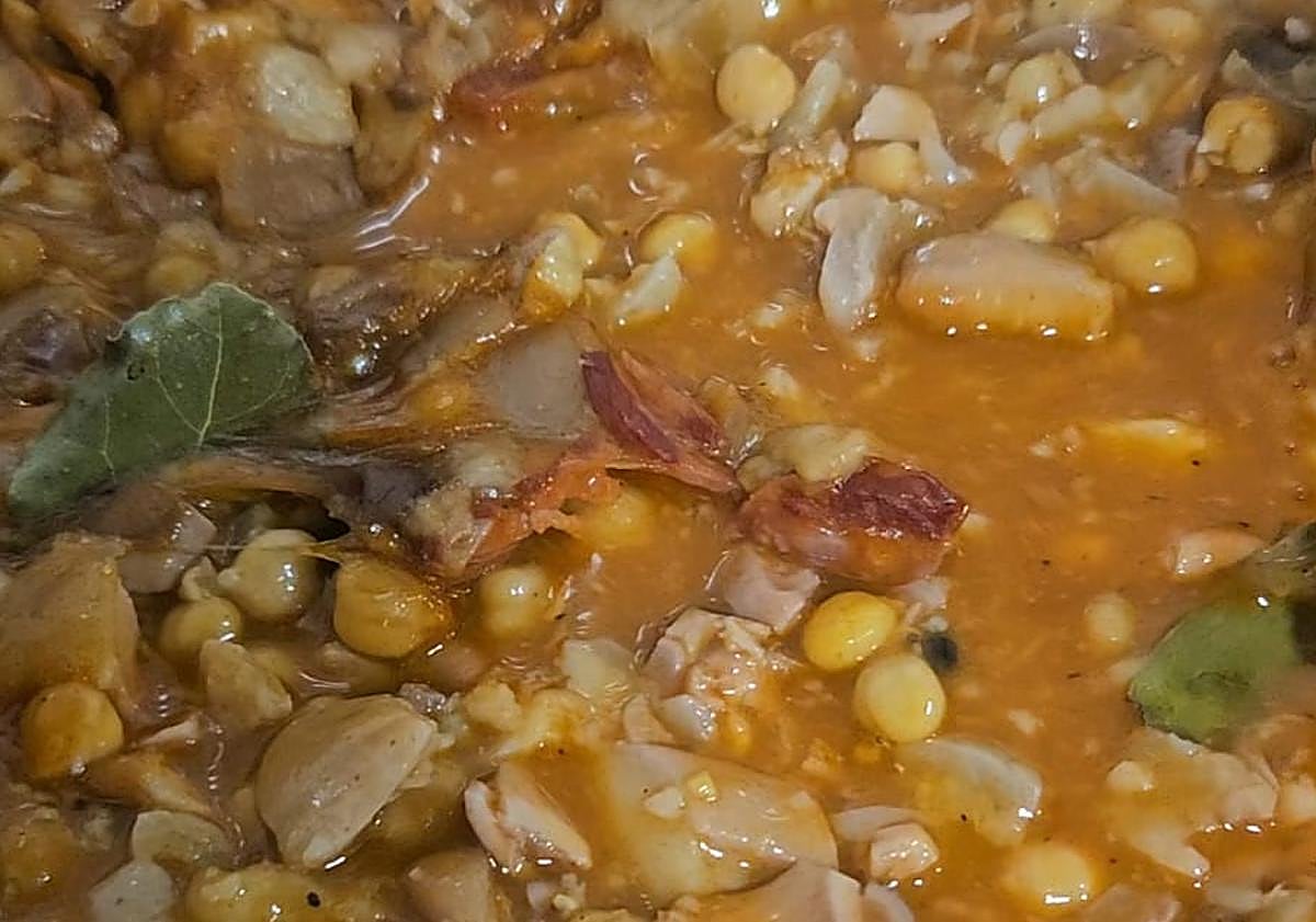 Imagen principal - El asadero de Granada con «cocina de la abuela» y platos a 3,50 euros