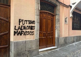 Pintadas en la sede provincial del PSOE.