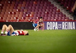Alba Pérez, en cuclillas y extenuada al final del partido.