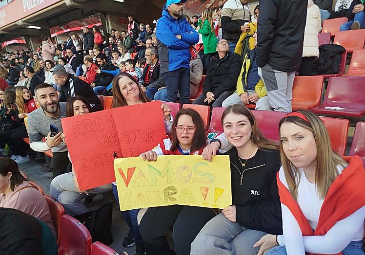 Sonia y Ana,de Granadown,animan a susamigas Laura Pérezy Lauri duranteel calentamiento.