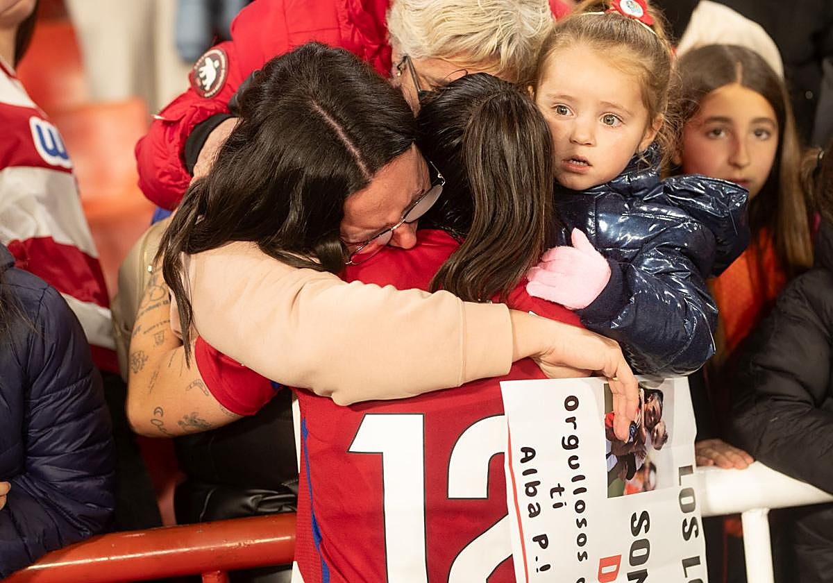 Alba Pérez, abrazada al final del partido.