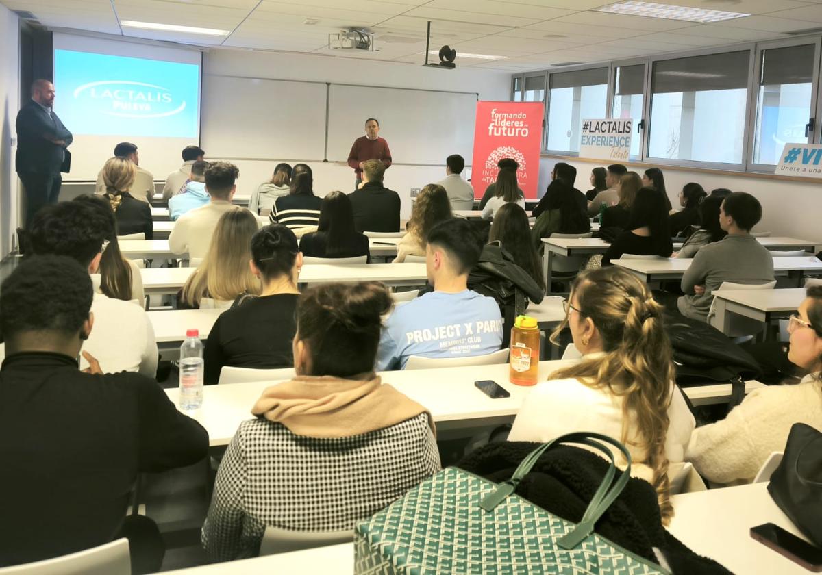 Más de doscientos estudiantes de la UGR conocen las oportunidades de trabajar en una multinacional