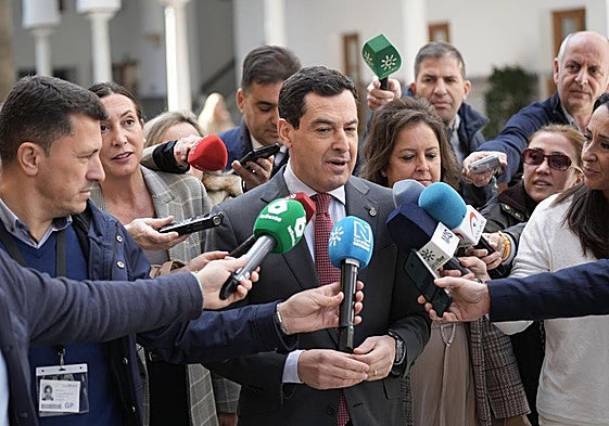 Moreno antes de la segunda jornada de Pleno en el Parlamento de Andalucía con sesión de Control al Gobierno.