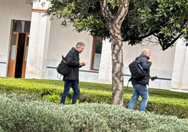 Carlos Moreno (a la derecha), este jueves en uno de los patios del Parlamento.