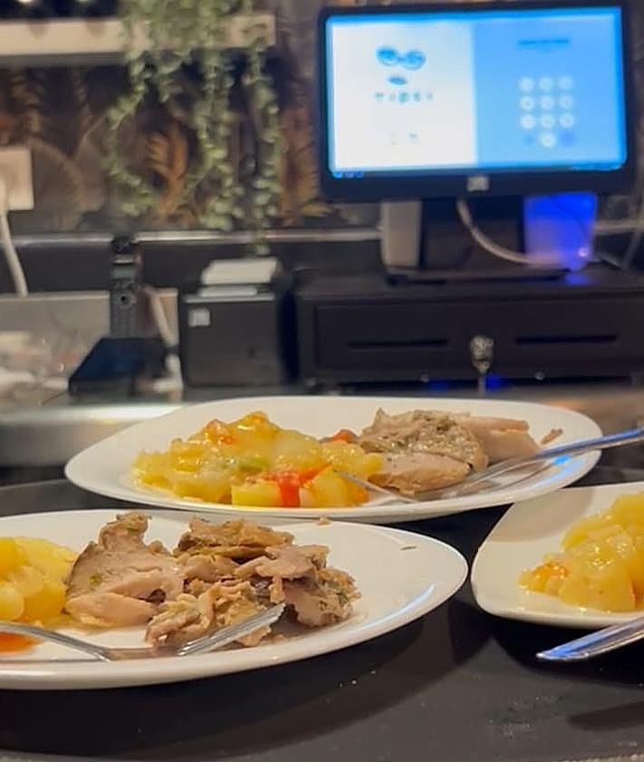 Imagen secundaria 2 - «Grandes colas» en este nuevo bar de Granada con tapas «brutales»