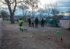 Un empleado de Inagra limpia los restos de un botellón en la zona de la Bobadilla.