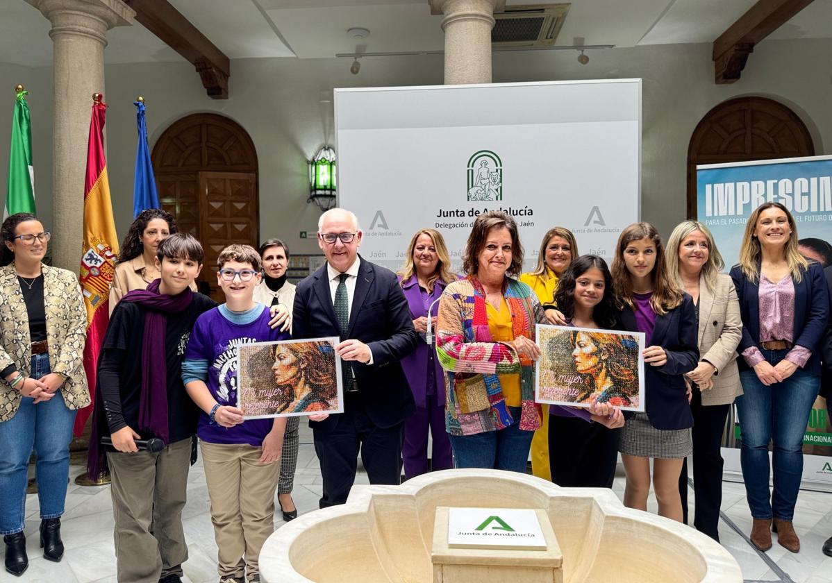 En el acto de la Junta por el 8M participaron alumnos del colegio Cándido Nogales de Jaén.
