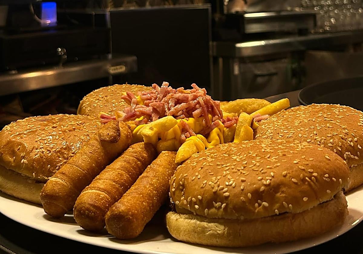 Imagen principal - «Grandes colas» en este nuevo bar de Granada con tapas «brutales»