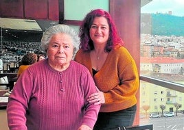Purificación Navarrete y Lola Martos, en una cafetería de la capital.