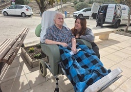 Dolores Blanca y Lola Gutiérrez, en la puerta del centro de mayores.