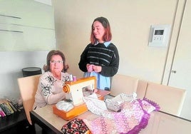 María Dolores Pérez y Luna del Mar Olivares cosiendo juntas.