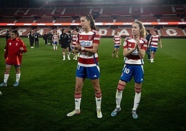 Andrea Gómez y Lauri Requena agradecen al público el apoyo dispensado.