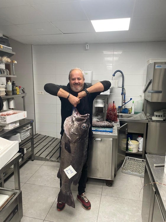 Carlos Linares con una captura de 24 kilos.