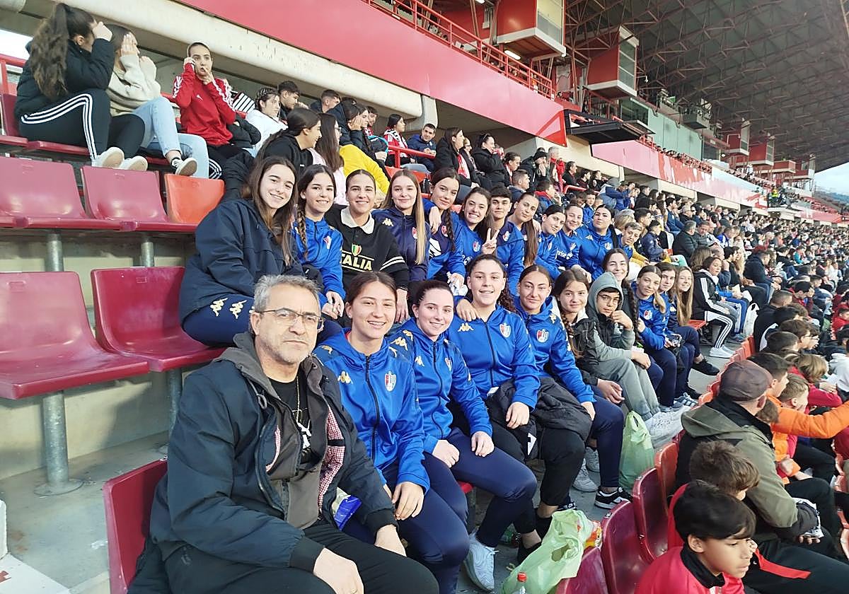 Eva Montosa, de negro, con sus jugadoras.