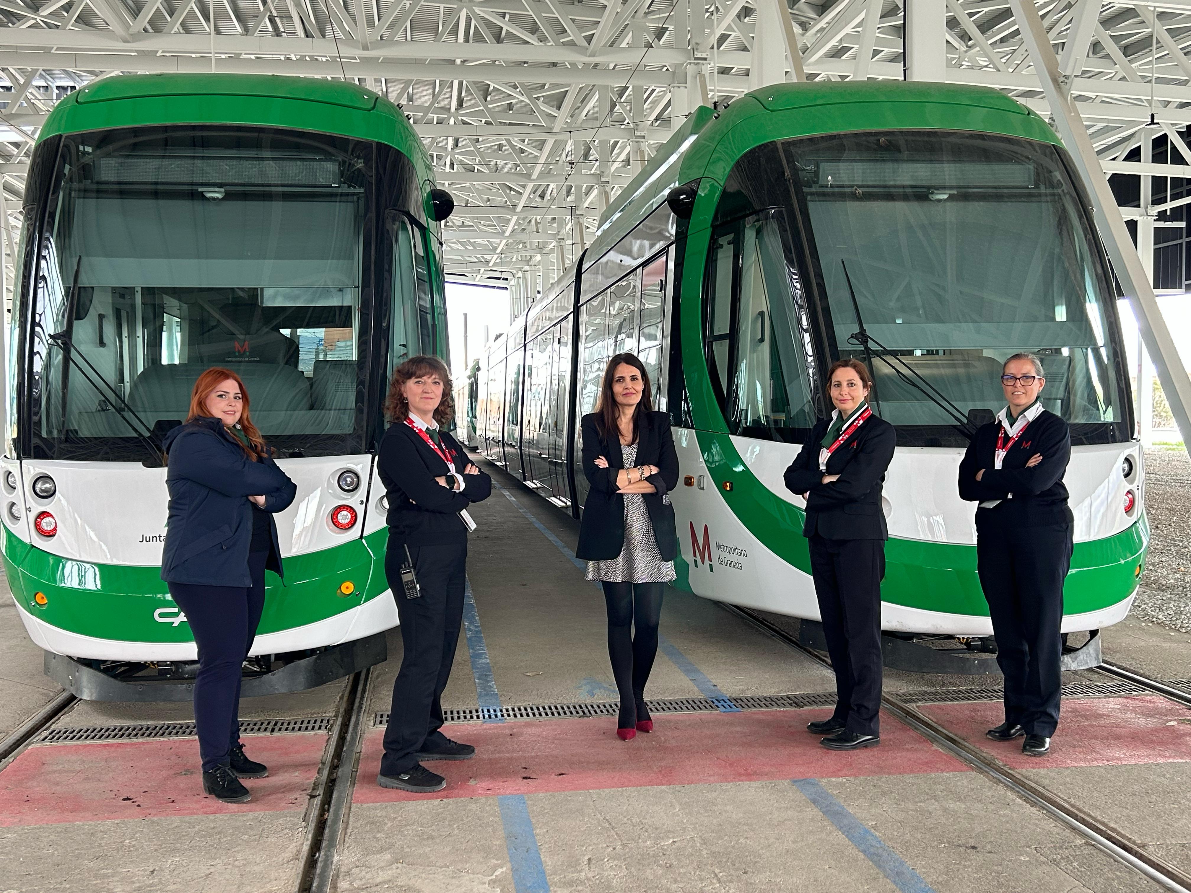 Imagen principal - Las mujeres que llevan al metro de Granada en hora