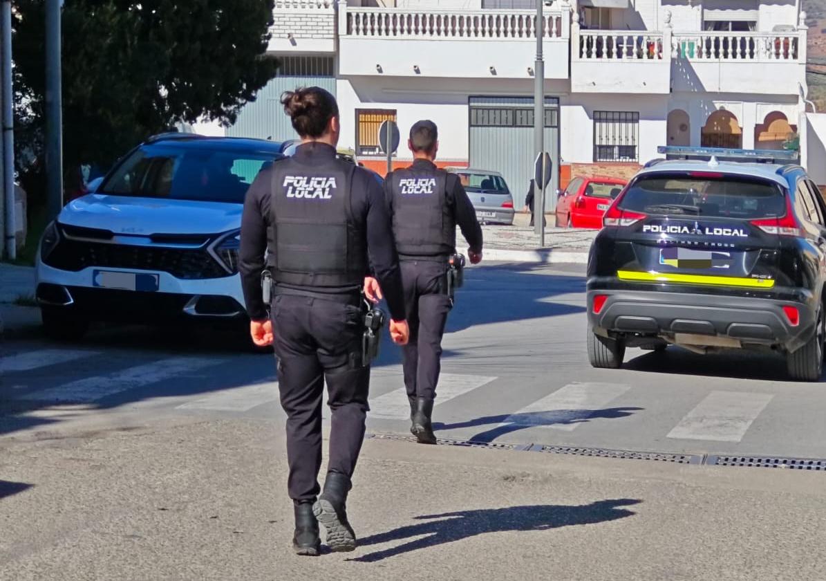 Un hombre se esconde en los baños de un bar cuando la Policía de Iznalloz acude a detenerlo