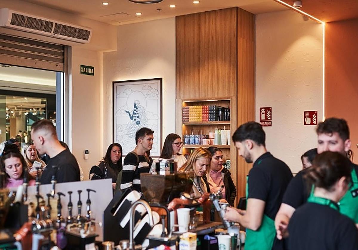 Starbucks abre sus puertas en Roquetas de Mar con regalos para sus clientes