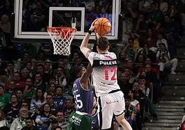 Acción durante el duelo entre el Unicaja y el Covirán en el pabellón Martín Carpena, aquí Agustín Ubal lanza con mucho descaro ante Perry.