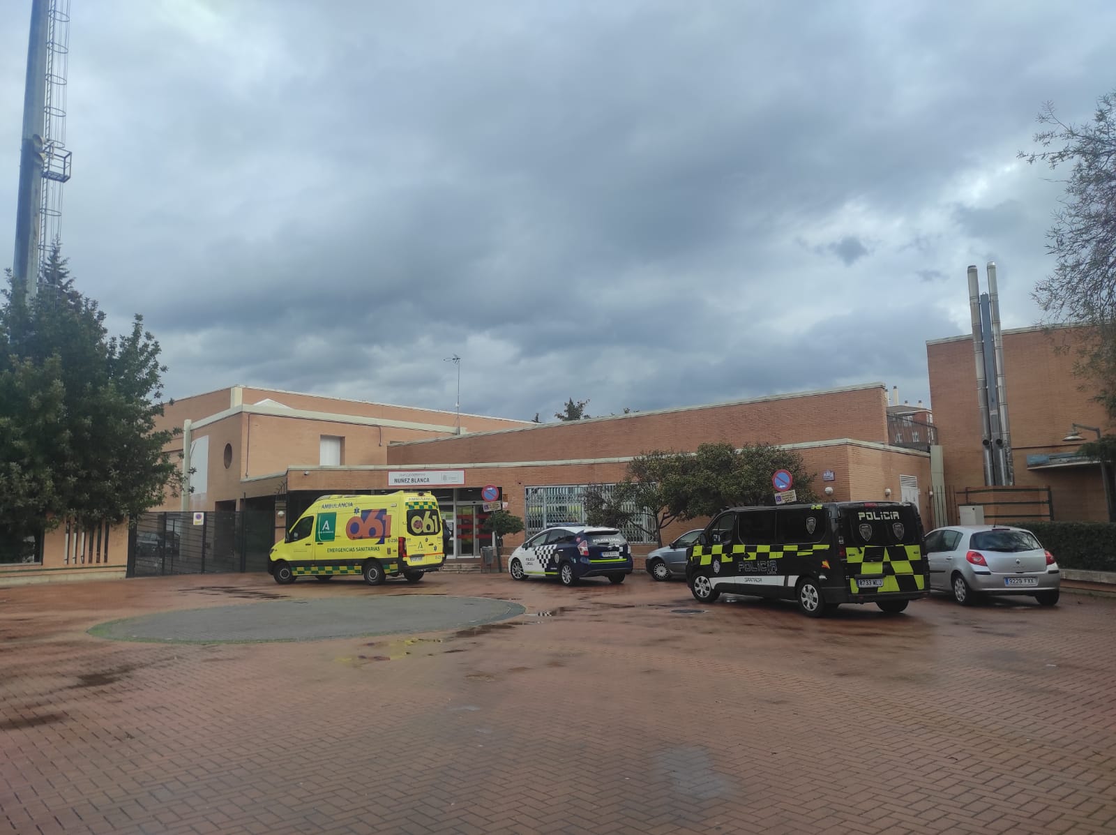 Policía y 061 en el Núñez Blanca.