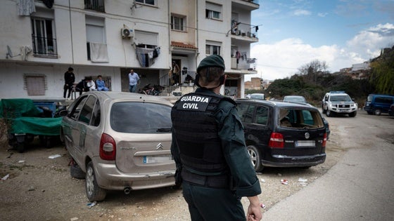 La Usecic de la Guardia Civil realizando labores de seguridad en el barrio de la Alfaguara de Loja.