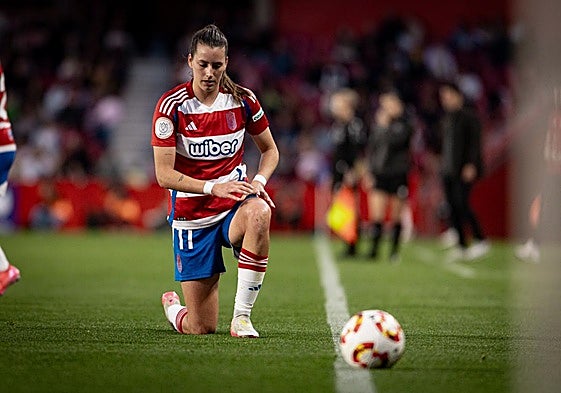 La rojiblanca Andrea Gómez se recupera tras una caída ante el Atlético de Madrid en Los Cármenes.