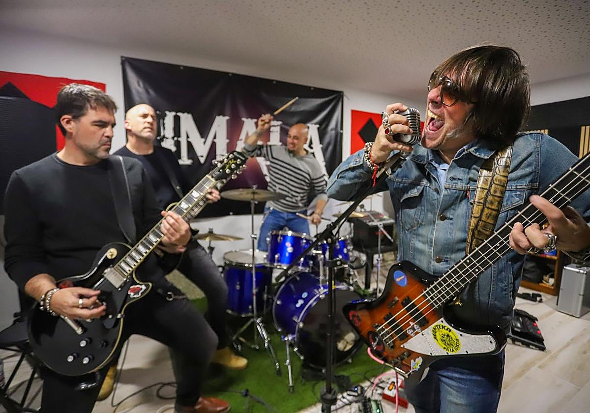 Antonio Huertas canta en un ensayo de Imala, junto a Raúl Alguacil, Miguel Escobar y Rafael Rodríguez.