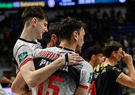 Dolorosa imagen de Agustín Ubal tras lesionarse en la rodilla y tener que ser trasladado por Guerrero y Pere Tomàs.