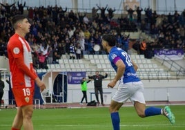 Marru celebra el segundo gol, con Yago Paredes lamentándolo.