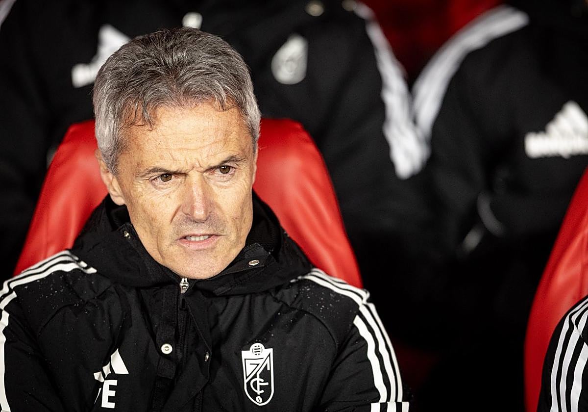 Fran Escribá, con rostro serio antes del comienzo del partido.