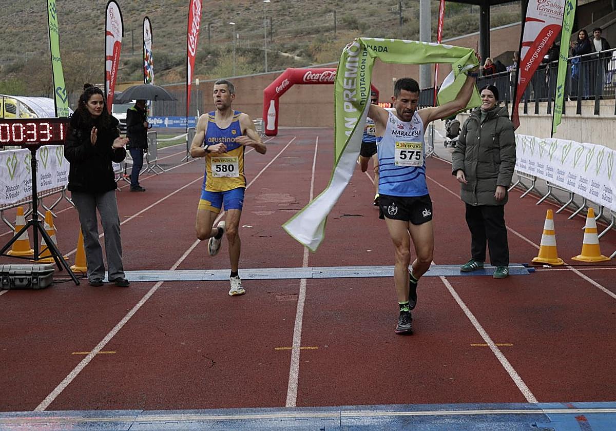 Manuel Santiago levanta la cinta de ganador en Loja.