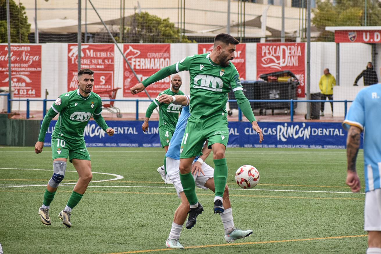 Una jugada del partido que enfrentó a los jienenses con el Torre del Mar.