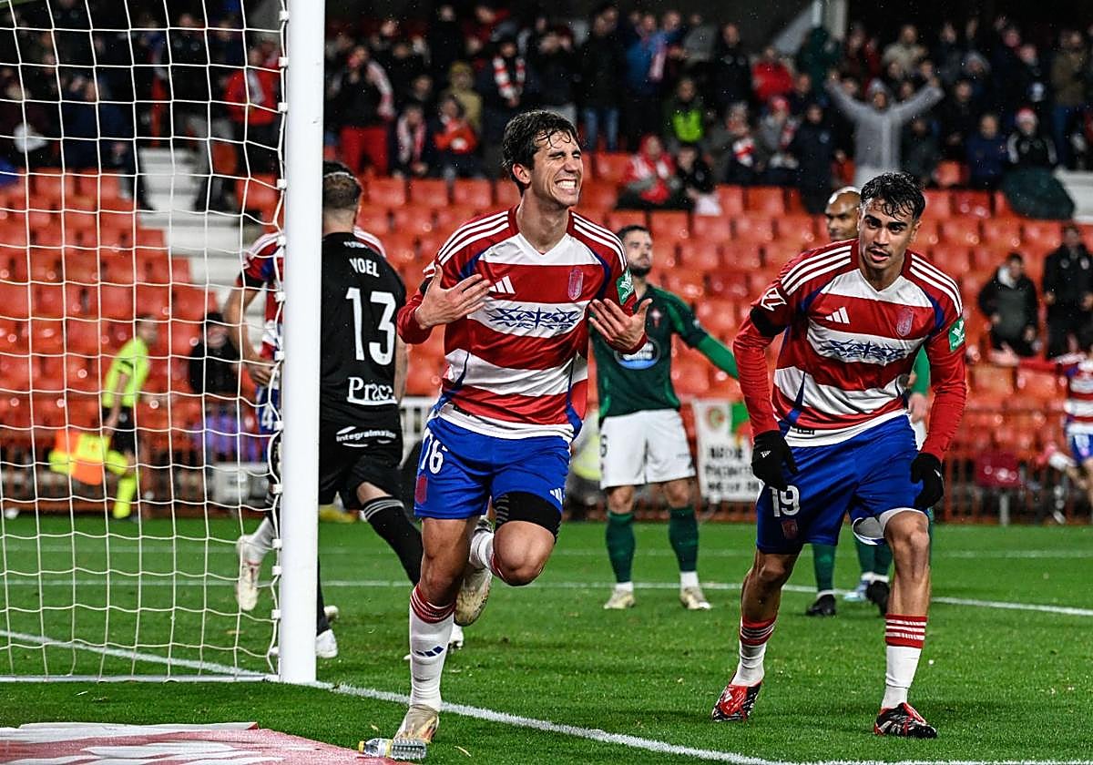Manu Lama celebra su gol, eufórico, con la afición en Los Cármenes.
