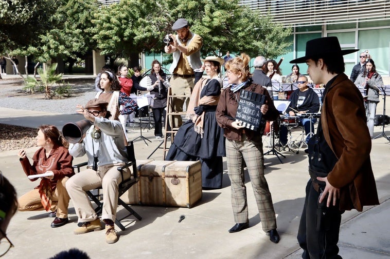 Un momento del flashmob inspirado en el western celebrado en el Campus de la UAL.
