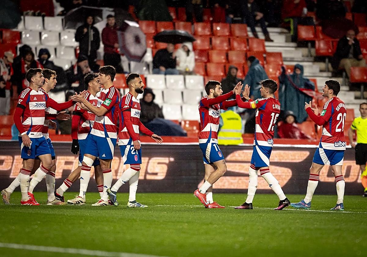 Los futbolistas del Granada celebran el gol de Tsitaishvili.