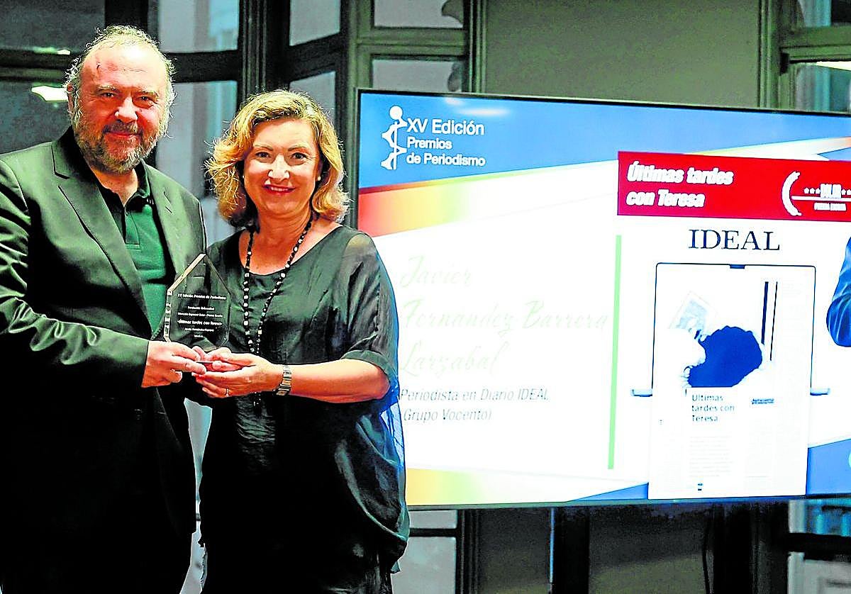 El periodista de IDEAL Javier F. Barrera recibe el premio en el acto celebrado en Madrid.