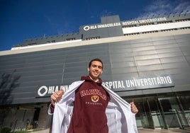 El estudiante de la UGR Luis Martínez presume de sudadera de Harvard frente al hospital HLA Inmaculada.