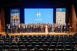 Foto de familia de los galardonados y los representantes de las distintas provincias en la Gala de Hostelería de Andalucía.