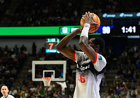 Ousmane Ndiaye lanza a canasta en el partido disputado en el Martín Carpena.