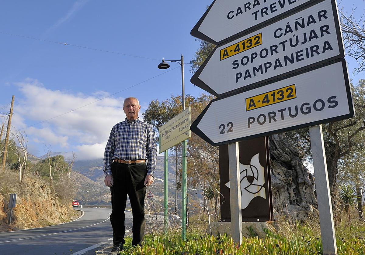 Francisco Puertas, junto a una de las carreteras de la comarca de la Alpujarra