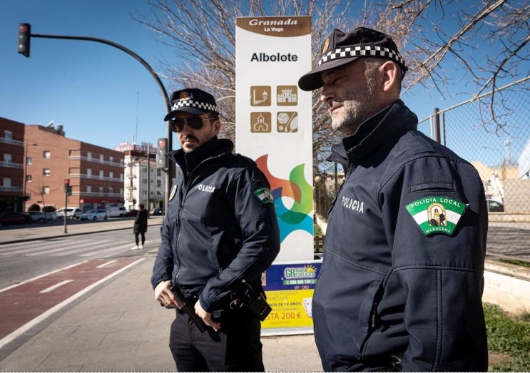 Agentes de Policía Local de Maracena en Albolote, donde prestan servicio de forma puntual.